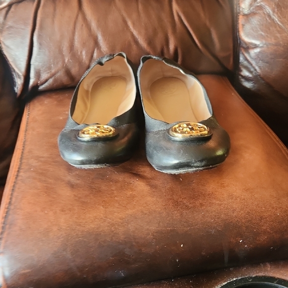 Tory Burch Black Leather Flats with Gold Logo - Picture 8 of 8
